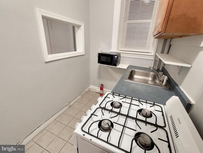 Building Photo - 307 Dolphin St