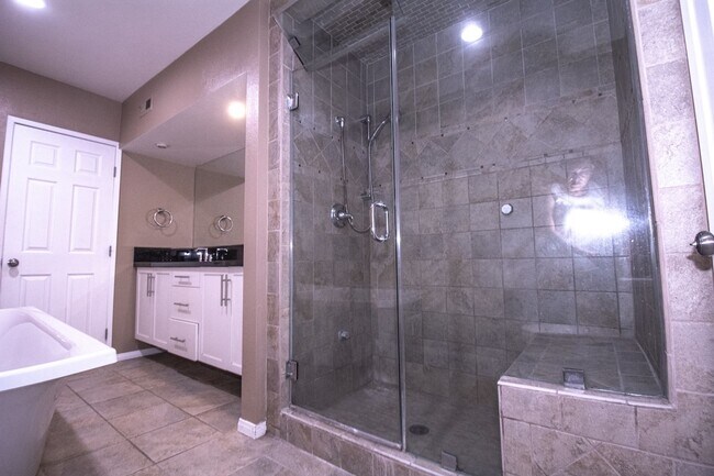 Building Photo - 848 W Huntington Dr