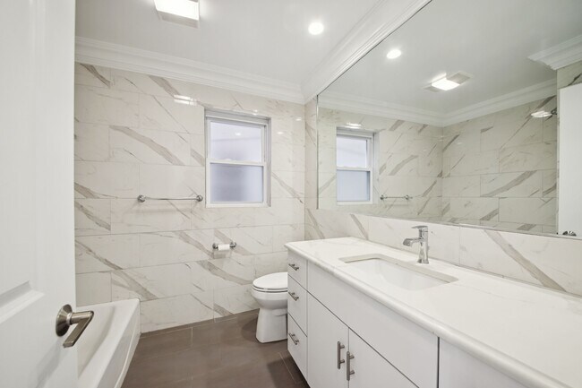 Building Photo - 307 9th St
