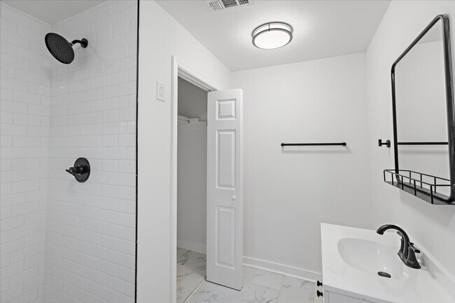 Building Photo - Newly renovated 2bed 2bath for rent!