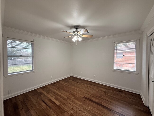 Building Photo - 204 Meadow Ln