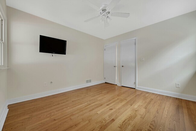 Building Photo - 126 Huber St