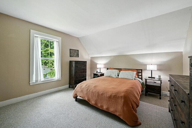 Building Photo - 14 Maple St