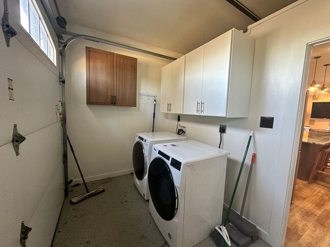 Building Photo - Furnished Unit! 2bed/ 1bath