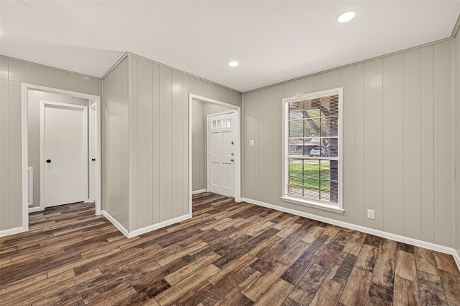 Building Photo - 1203 Bernard Ave