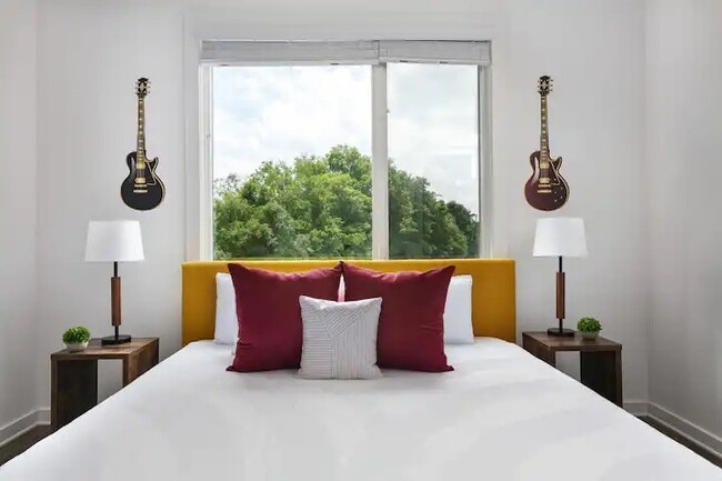 Building Photo - 738 Douglas Ave