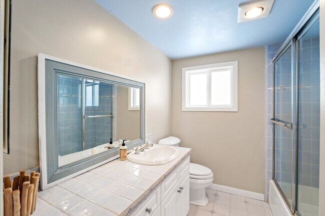 Building Photo - 5 Bedroom + 4 Bathroom Home  | Ocean Opulence | Furnished Monthly Rental