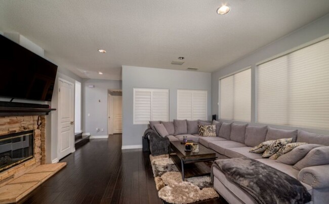 Building Photo - Gorgeous 3BR 3BA + Bonus Room (Office) Por...