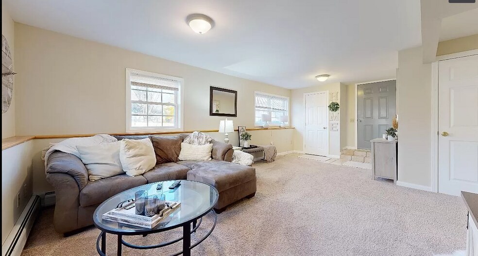 Building Photo - 10 Southview Dr