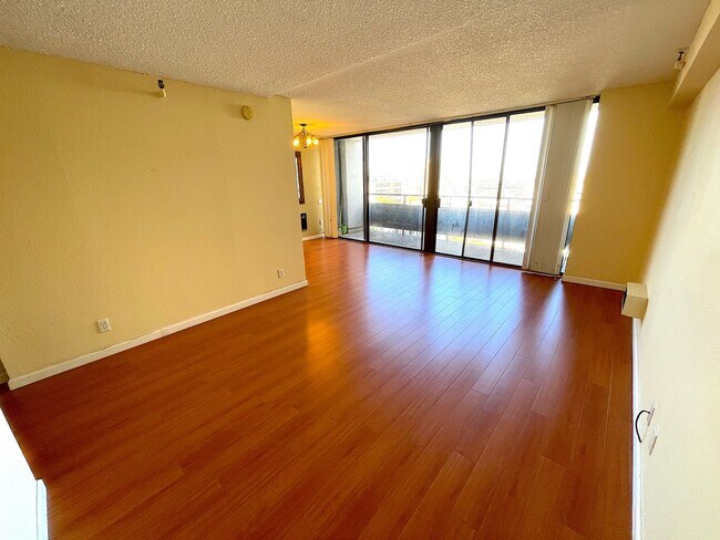 Building Photo - Spacious 2 bed 1.5 bath condo in Oakland's Chinatown. Amazing views. Must see.