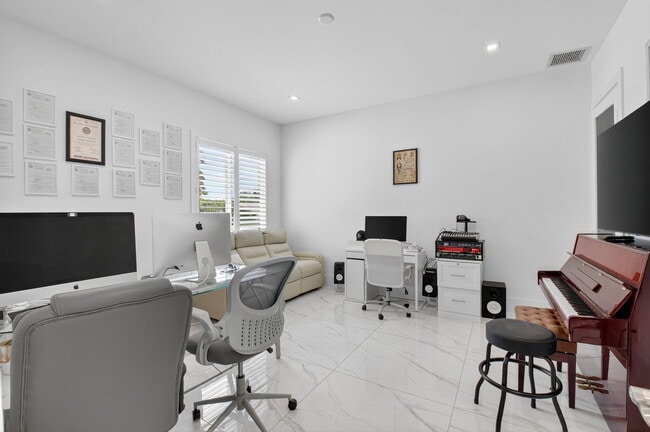 Building Photo - 711 NE 6th St