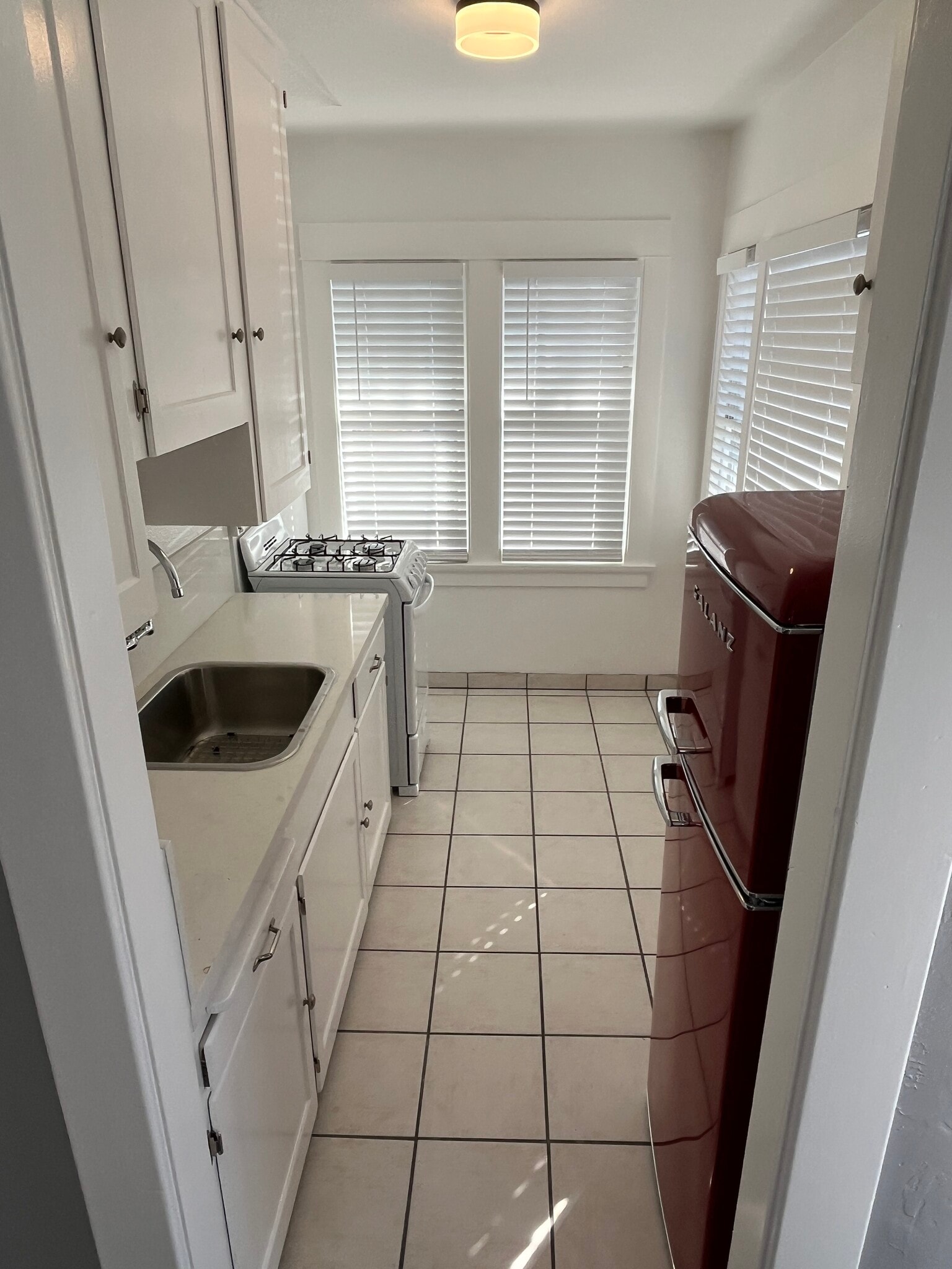 Building Photo - 3945 4th Ave