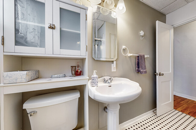 Hall bath /tub & shower - 2018 Alhambra Ave SW