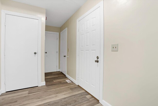 Building Photo - 5541 Mid Day Dr