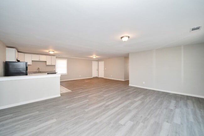 Building Photo - Move-In Ready 4BR with Renovated Interiors...