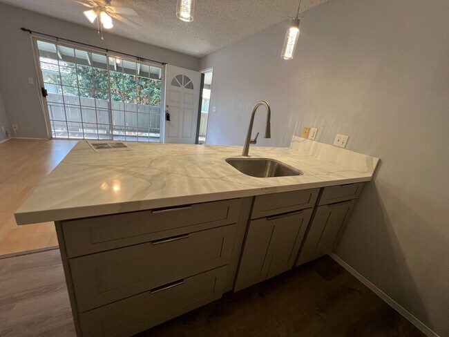 Building Photo - Upstairs Corner Unit 1 Bedroom/1 Bath Town...