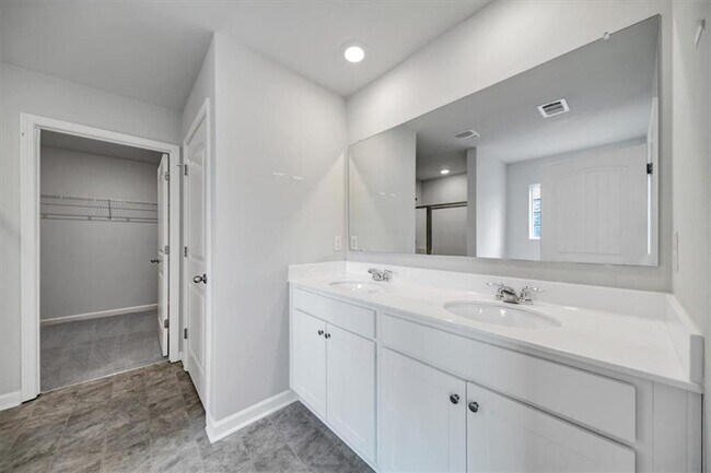 Building Photo - 167 Fernbrook Trl