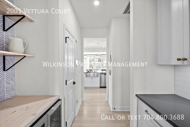 Building Photo - 2001 Vettura Ct