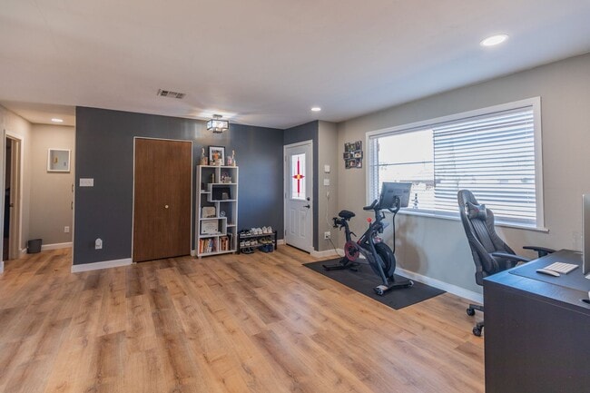 Building Photo - Beautiful 3 Bed 2 Bath - Gorgeous Views & Fenced in Backyard!