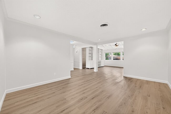 Building Photo - 10602 Longmont Dr