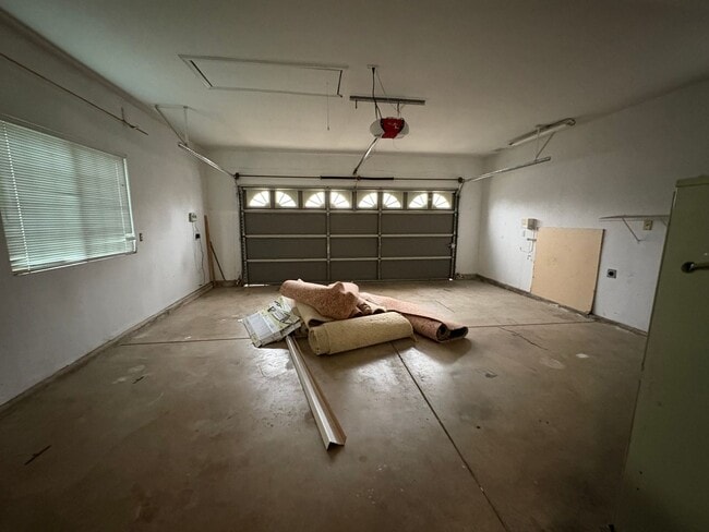 Building Photo - 3 Bedroom Home