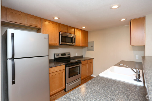 2BR, 2BA - 900SF - Kitchen (Ginger Cabinet Option) - Hunters Hill Apartments