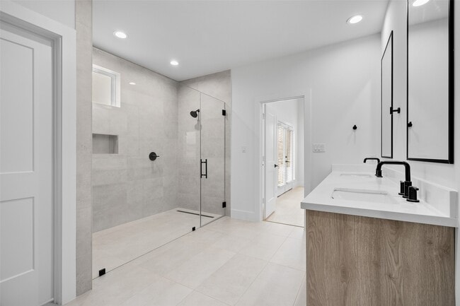 Building Photo - 105 Tolima Dove St