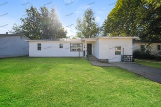 Building Photo - 1020 S Holly Dr