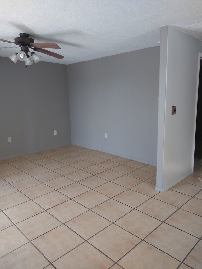 Building Photo - Renovated super cute 2 bedroom home