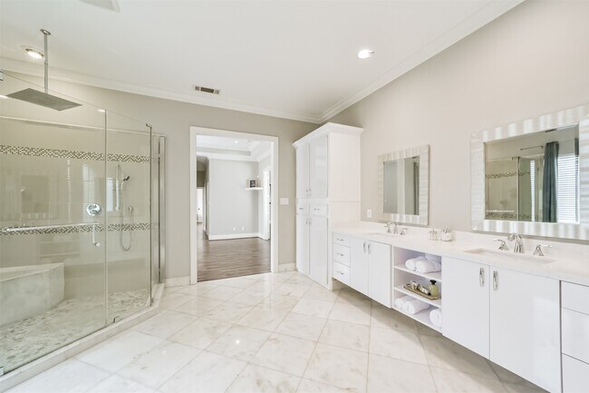 Building Photo - 9660 Fairdale Ln