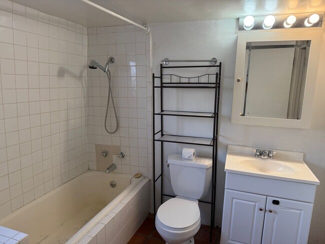 Building Photo - 949 Agua Fria St