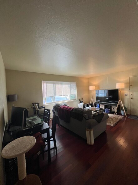 Building Photo - 660 Roble Ave