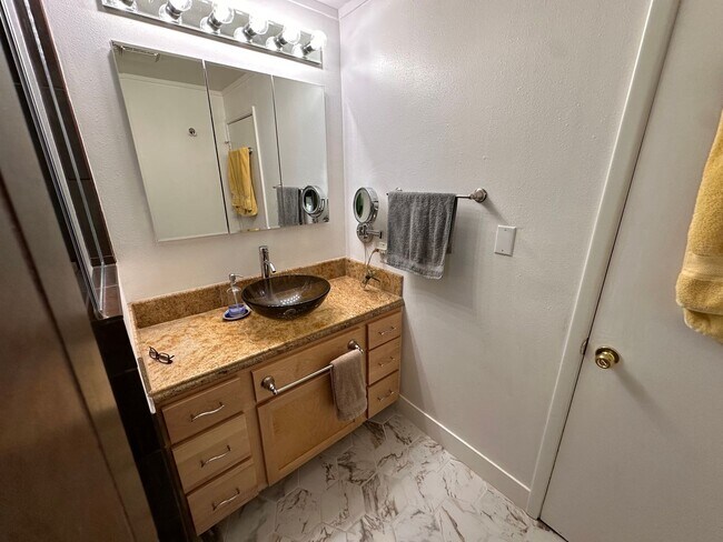 Building Photo - Cozy & Convenient 2-Bedroom Home with Larg...