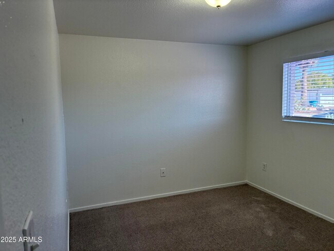 Building Photo - 2930 W Laurel Ln