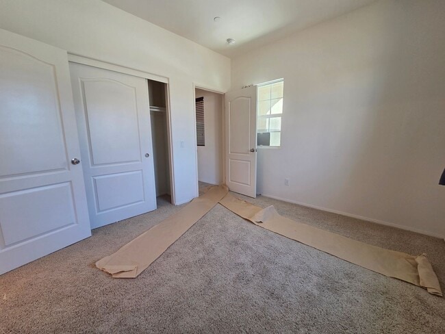 Building Photo - New Listing!