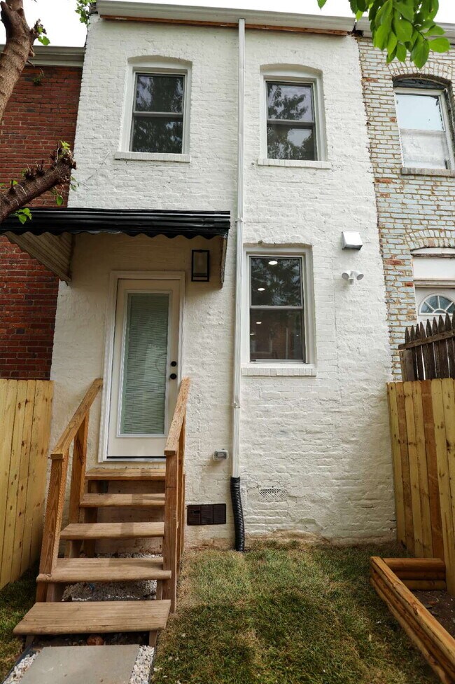 Building Photo - 2039 Rosedale St NE