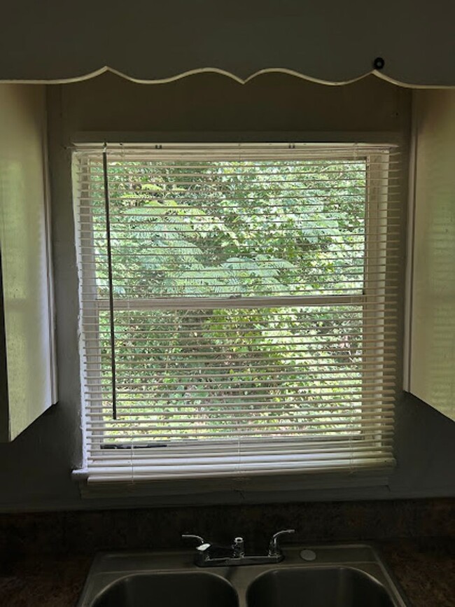 Building Photo - MOVE IN READY!!! $15.00 APPLICATION FEES F...
