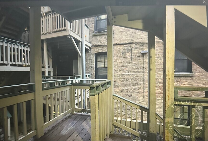 Building Photo - 1058 W Glenlake Ave