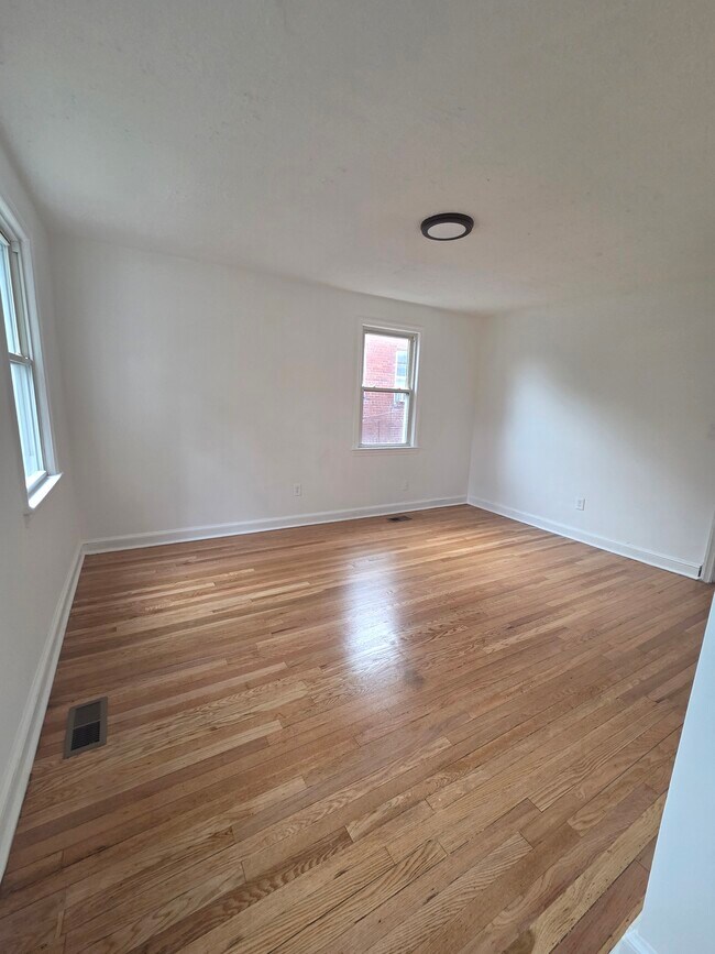 Building Photo - 4262 Clay St NE