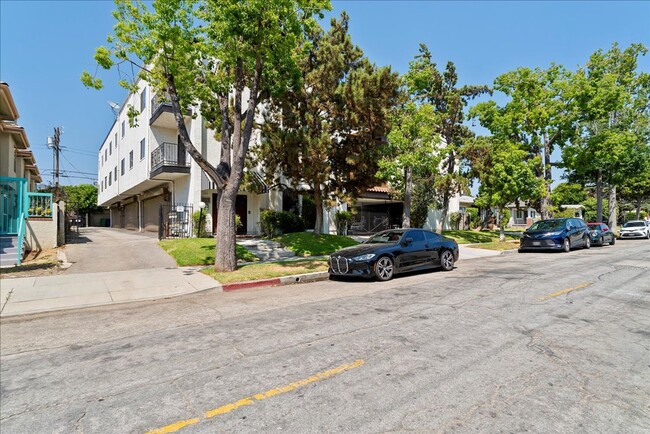 Building Photo - Beautiful Glendale Apartment!