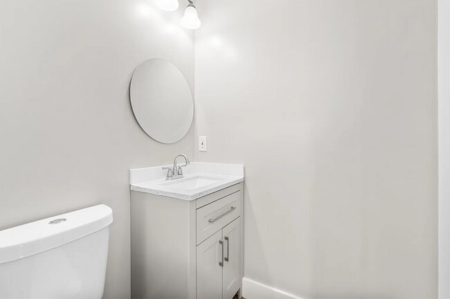 Building Photo - Bathrooms on bathrooms!