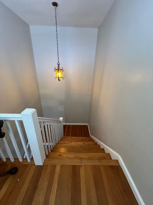 Building Photo - Beautiful renovated 1 bedroom Condo with R...