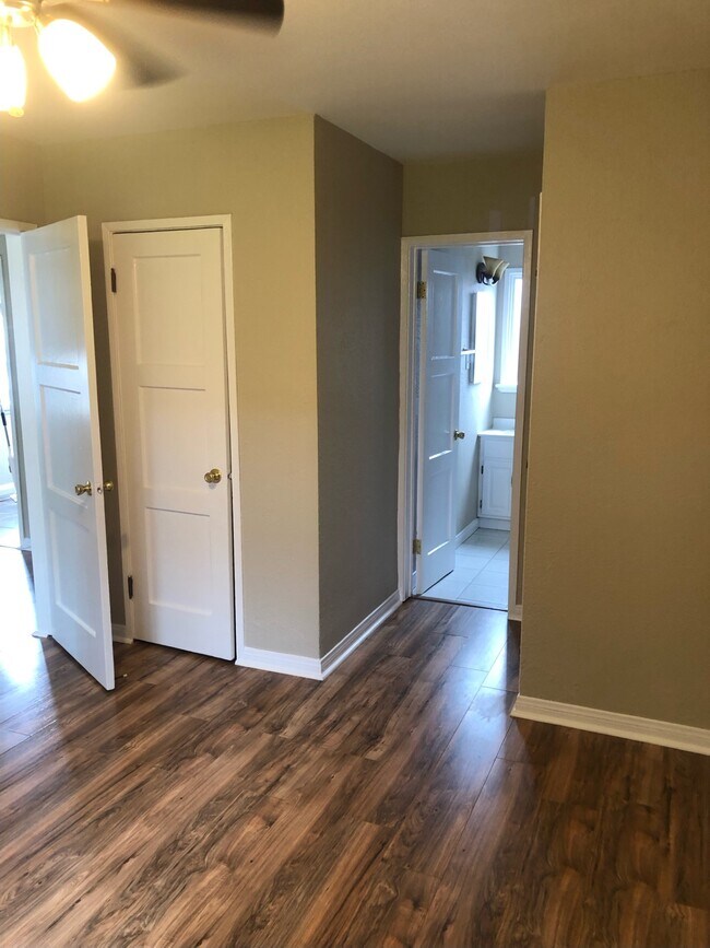 Building Photo - 1733 N Hollywood Way