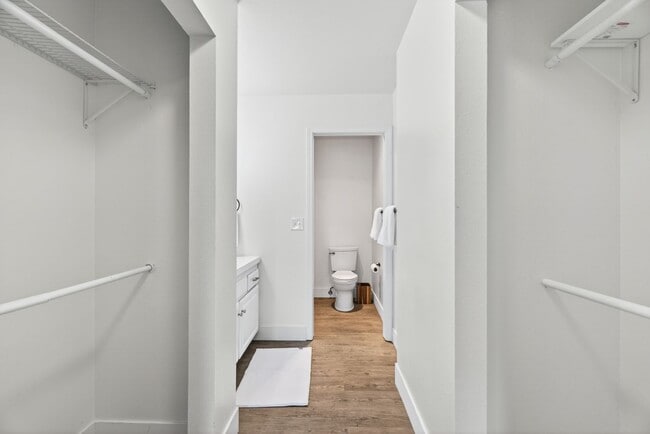 Building Photo - 2 Bedroom Condo for Rent in Redding CA | Pool, Spa, Fireplace, Balcony