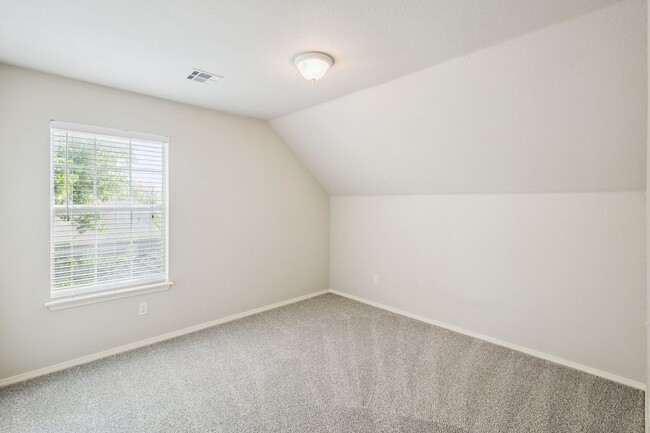 Building Photo - Spacious 4 Bedroom + Bonus Room