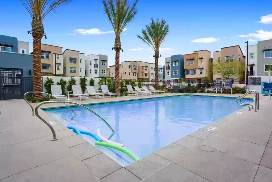 Pool and spa, clubhouse, BBQ, outdoor sitting - 577 Daniel Freeman Cir
