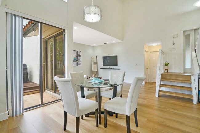 Building Photo - 5804 Fox Hollow Dr