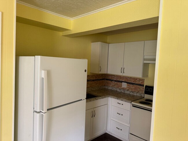 Building Photo - 1-bed/1-bath Available Now!