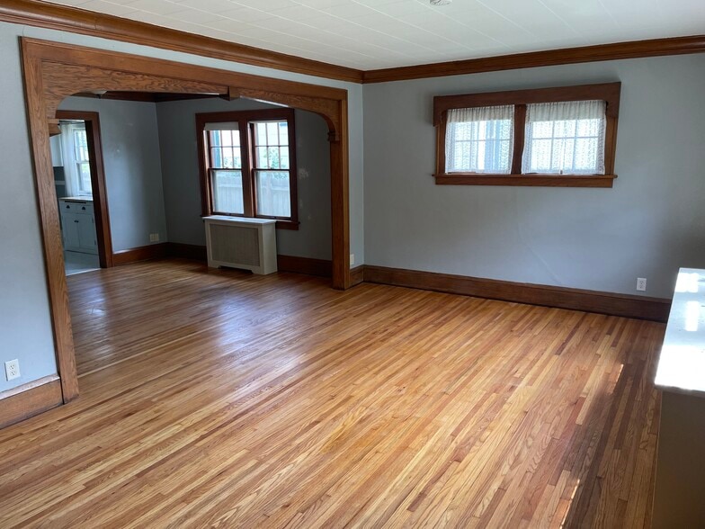 Building Photo - 363 Case Ave