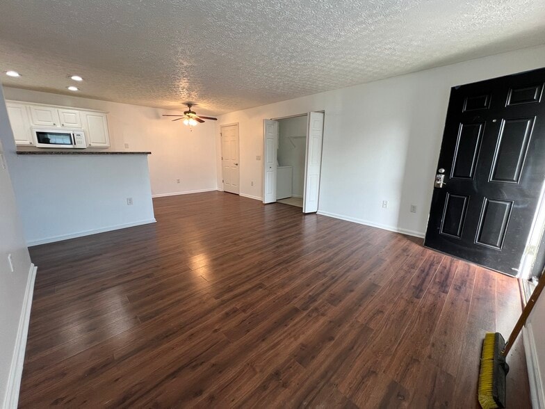 Family room & Entry way - 5588 Cypress Chase